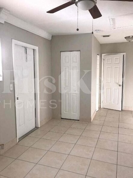 Building Photo - 4951 SW 16th St