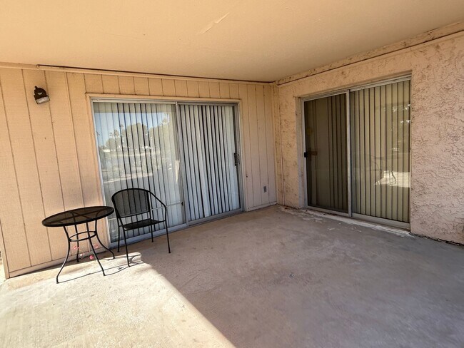 Building Photo - On the Lake, 2 Bed, 2 Bath, Great Views!