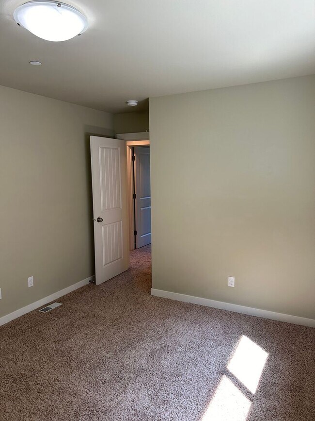 Building Photo - Newer Duvall 5 Bedroom 3 Bath Luxury Home