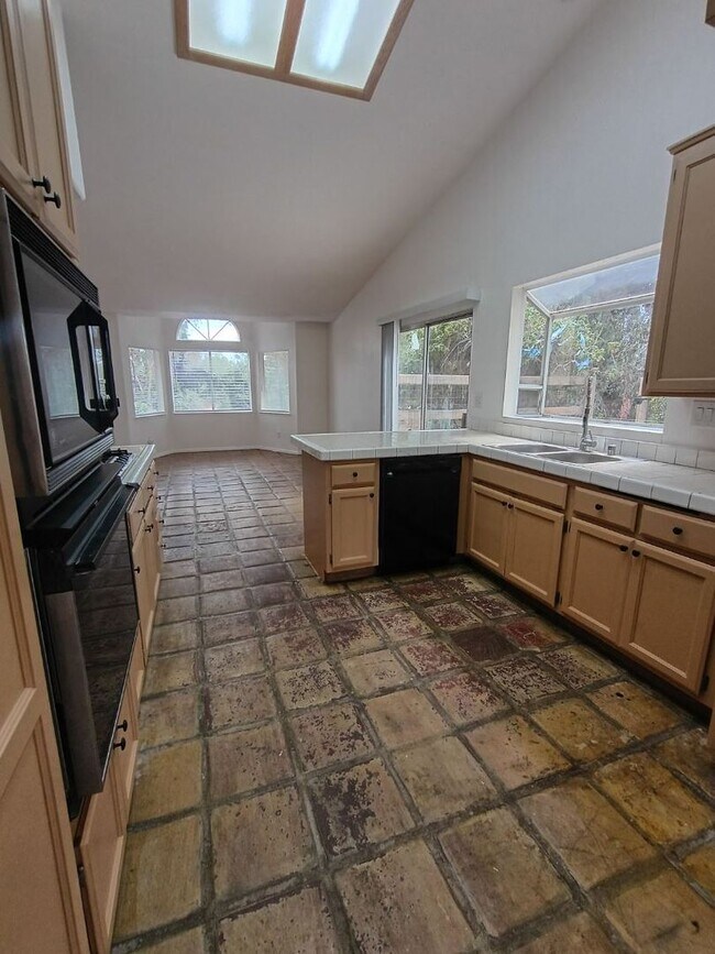 Building Photo - Large lot! 4 bedroom house in Woodcrest! Horse property!