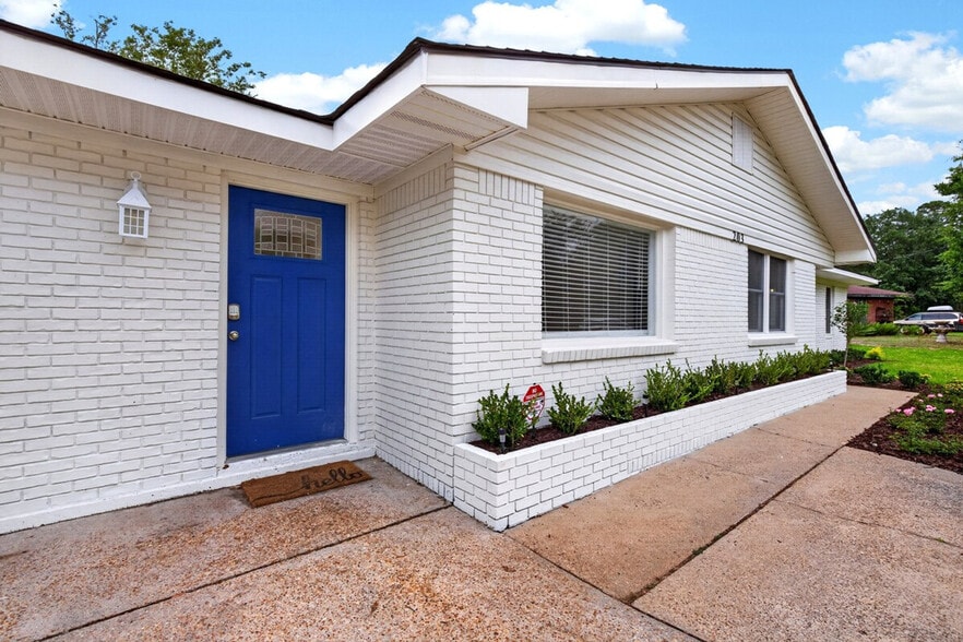 Building Photo - 203 Eleanor Ave