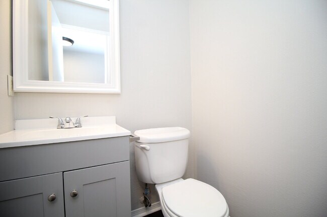 Building Photo - Spacious 3BR Townhome Near Pensacola State College with Flex Room, Private Balcony & Fenced Backy...