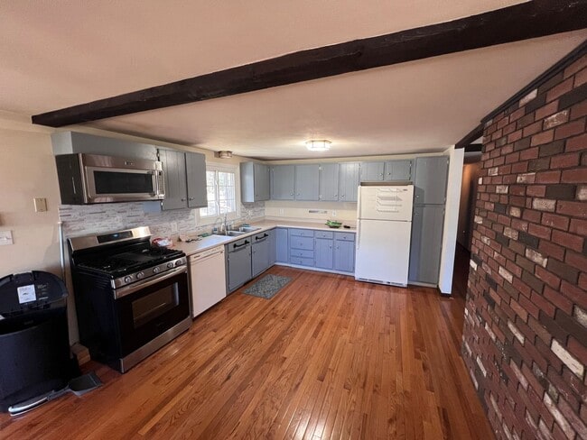 Building Photo - Check out this 3 bedroom 3 bath home for lease