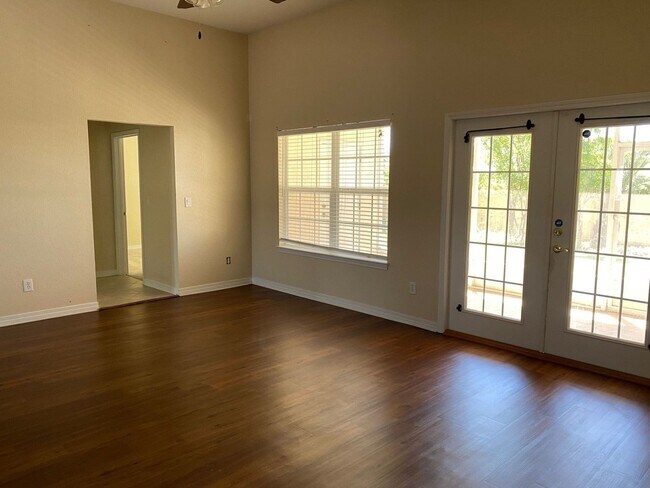 Building Photo - Expansive Home in the Desirable "The Hammo...