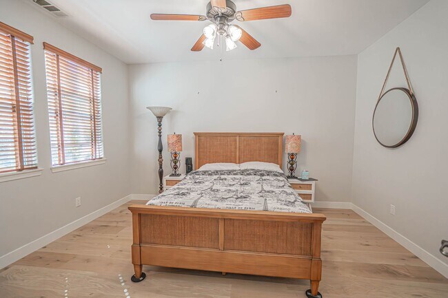 Building Photo - Spectacular 5-Bedroom Home with Private Po...