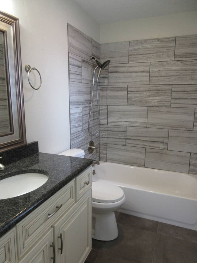 Building Photo - Single Family, Single Level Home - Mid-Val...