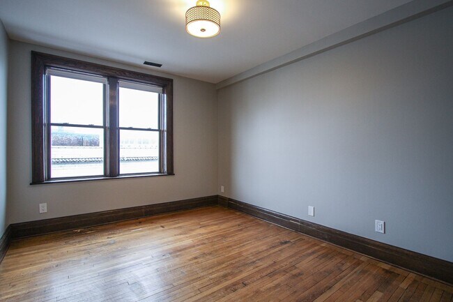 Building Photo - Beautiful 2 Bedroom Renovated Apartment Wa...