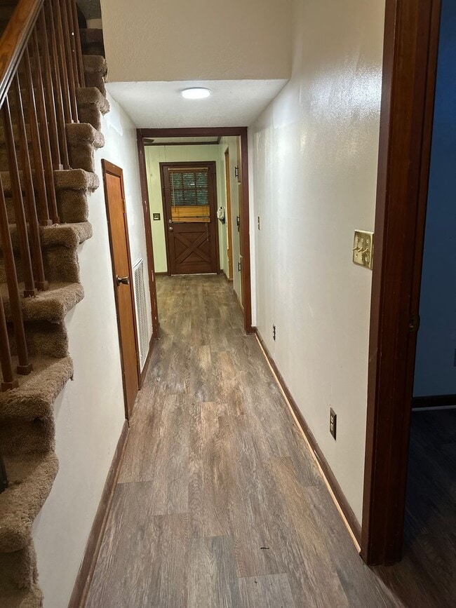 Building Photo - 6 BR 3 BA House in Colonial Hill Community