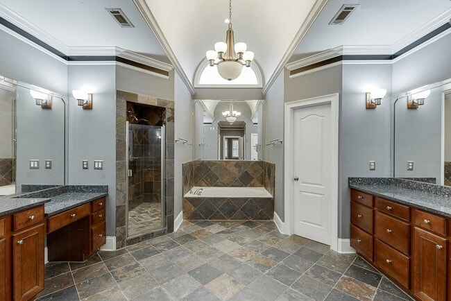 Building Photo - 940 Chateau Forest Rd