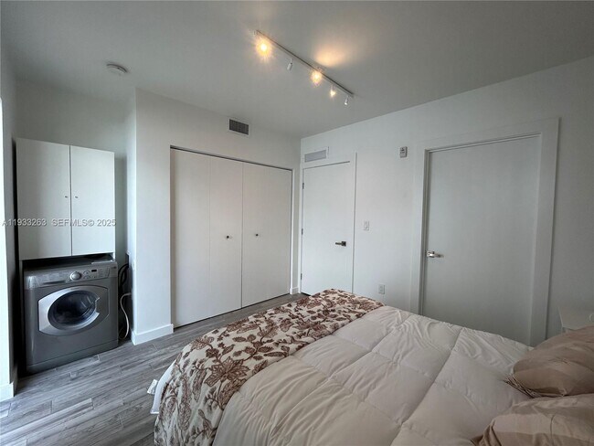 Building Photo - 1035 Euclid Ave