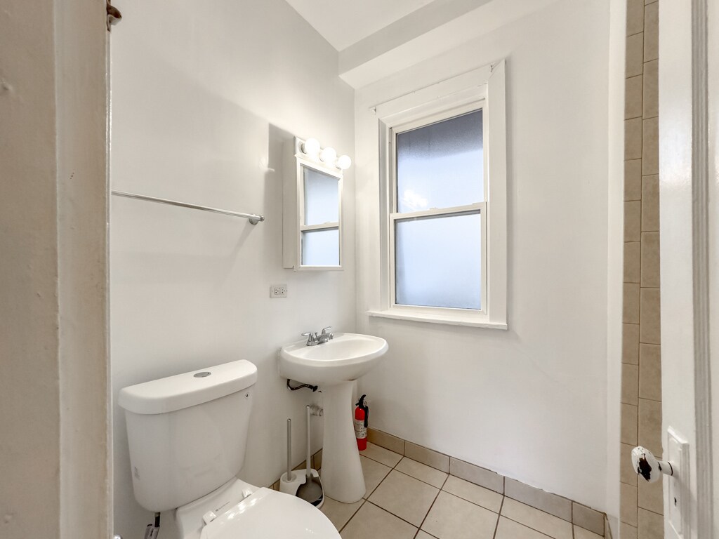 Building Photo - 5000 N Sawyer Ave