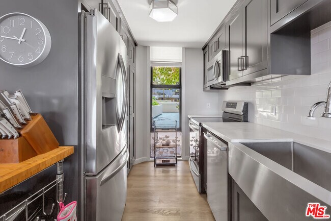 Building Photo - 4337 Marina City Dr