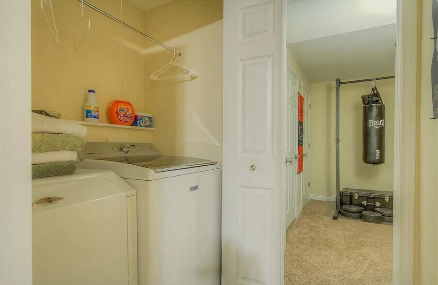 basement washer/dryer included - 13963 E Jewell Ave