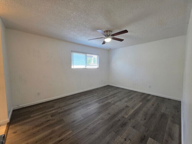 Building Photo - Gareth Ln - Triplex