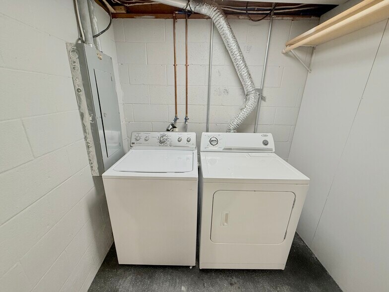 Building Photo - 1936 Canterbury Dr