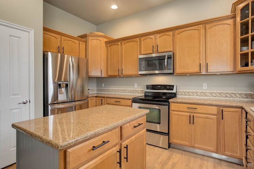 Building Photo - 3070 Redhaven Way