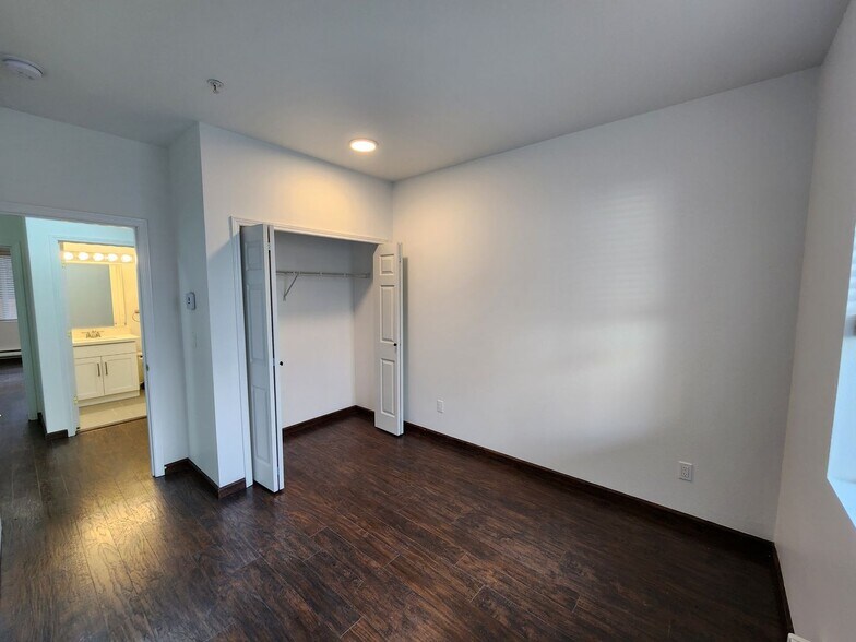 Building Photo - Renovated 3 Bedroom Condo