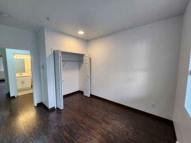 Building Photo - Renovated 3 Bedroom Condo