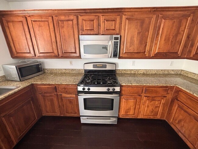 Building Photo - Charming 3-Bedroom Home with Modern Comfor...