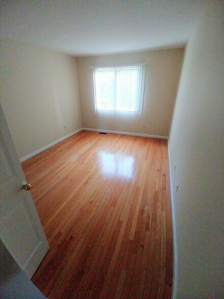 2nd bedroom - 15 Hanover Ct