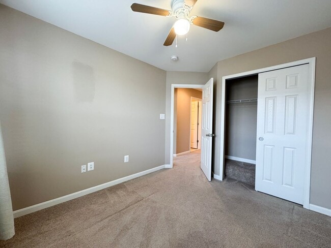 Building Photo - Beautiful And Spacious 3 Bed 3.5 Bath Interior Brick Townhome With Balcony In Hastings Marketplace