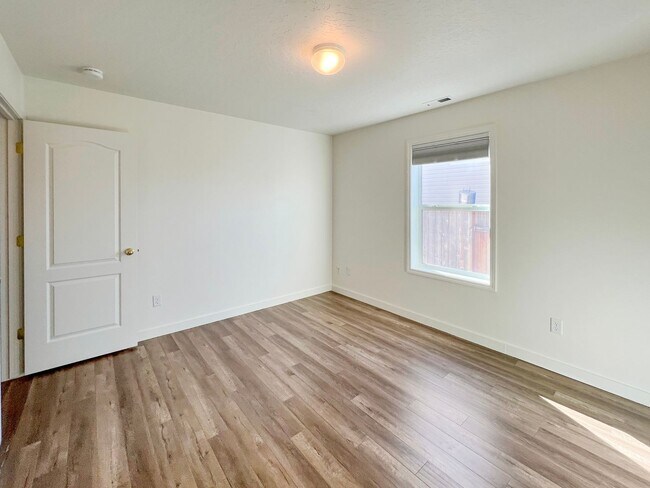 Building Photo - Suburban Dream: Exquisite 3BR Retreat with Modern Comforts and a Pet-Friendly Yard in Meridian