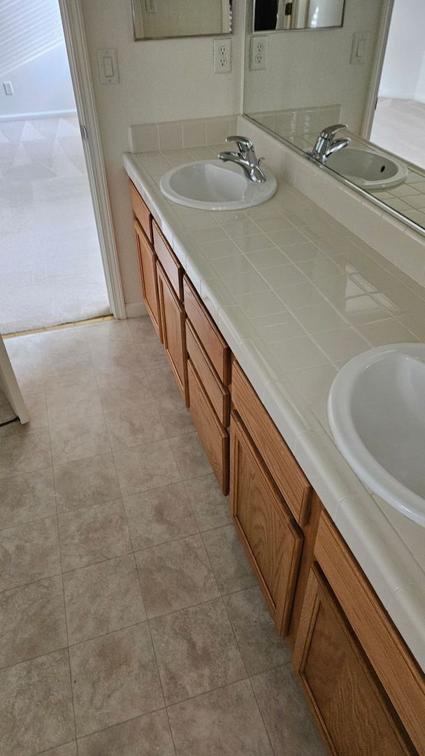 Building Photo - Large Six bedroom home for rent.