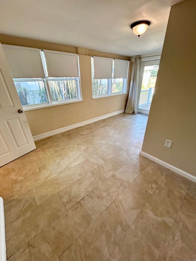 Building Photo - Gorgeous updated 2-bedroom 2-bath home wit...