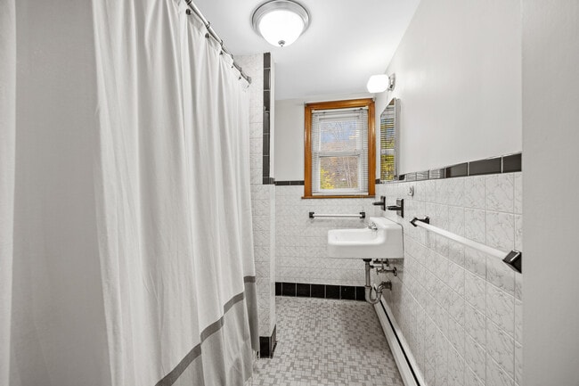 Building Photo - 678 Bartholomew Rd