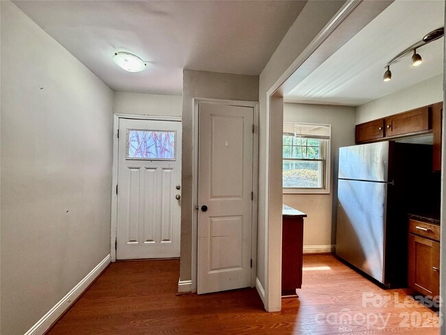 Building Photo - 1207 Green Oaks Ln