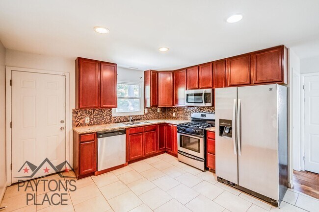 Building Photo - Spacious Single Family home with Huge Backyard and Parking