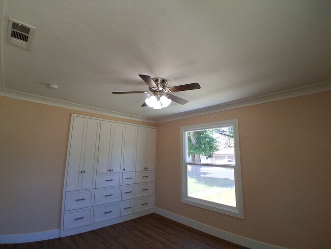 Building Photo - 340 N Santa Rosa Ave