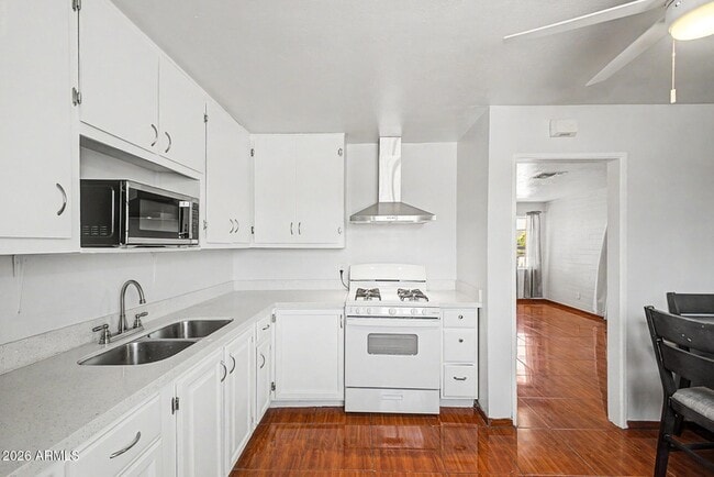 Building Photo - 1823 E Sunland Ave
