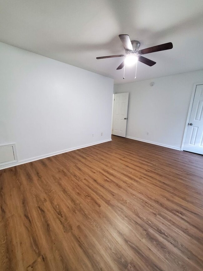 Building Photo - Two Bedroom Townhome in Churchland!