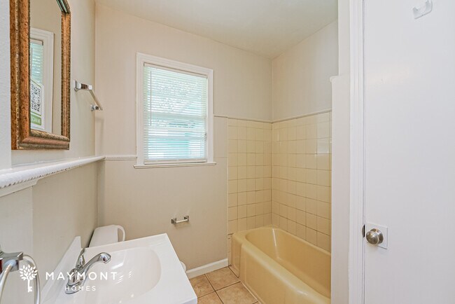 Building Photo - Inviting Living in Daytona Beach