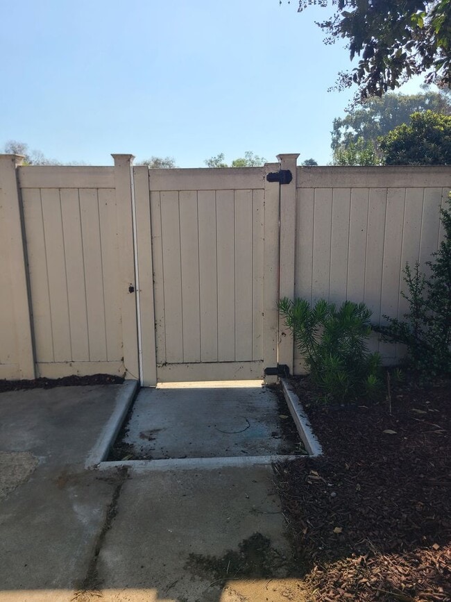 Building Photo - Spacious Ocean Beach 2 bed 1 bath just a few steps from Colliers Park.