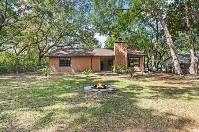 Building Photo - 3 Bedroom in Desirable Location!