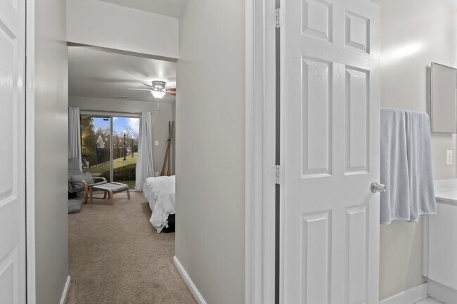 Building Photo - Comfortable, convenient, and well located Ashburn condo.