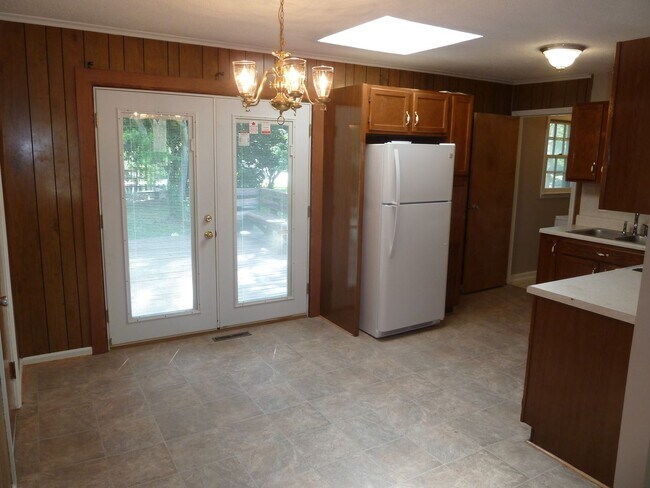Building Photo - Beautiful 3 bedroom house with wood floors...