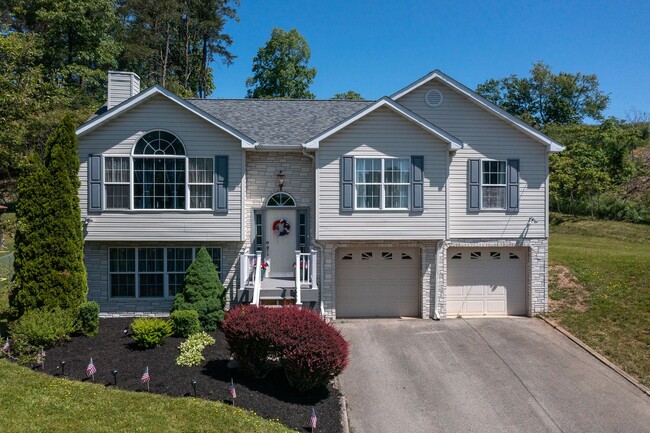 Primary Photo - Recently Renovated Single Family Home for ...