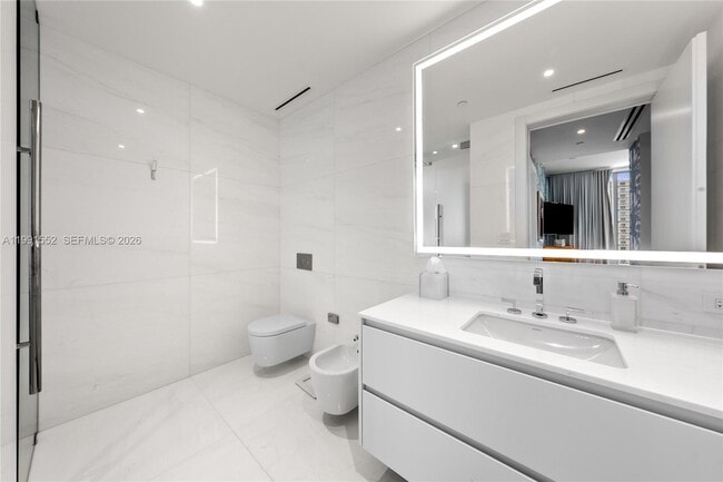 Building Photo - 300 Biscayne Blvd Way