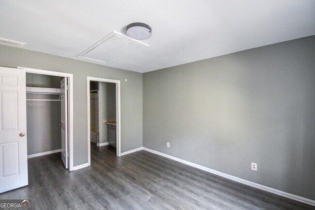 Building Photo - 735 Oak Dr