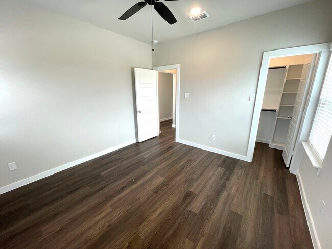 Building Photo - 1127 Eloise Dr