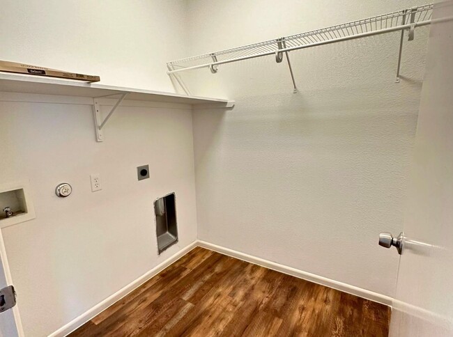Building Photo - Charming 3 Bed 2 Bath Home - Fenced Backyard!
