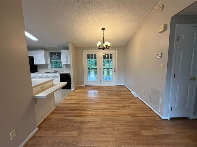 Building Photo - 3 Bed/2 Bath Home on large lot