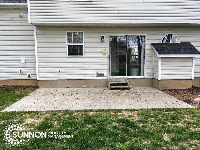 Building Photo - 4 Bed 2.5 Bath House with Great Yard