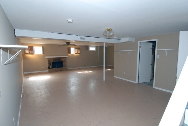 Building Photo - 10 Jenny Lind Dr