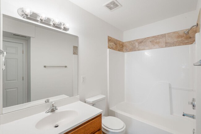 Building Photo - 1713-1715-1715 Louise Cir