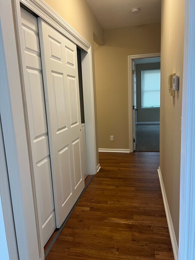 Building Photo - 54 W Sharon Rd