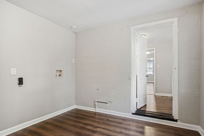 Building Photo - Large Near Downtown 3BR/1BA House For Rent